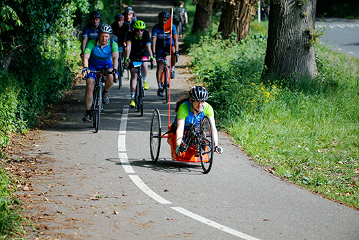 Toertocht  met handbiker en racefietser